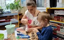 Mama z synem robią deser