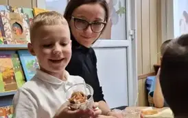 Chłopiec pozuje do zdjęcia