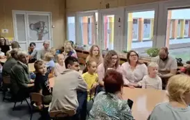 Dzieci i rodzice biorą udział w warsztatach