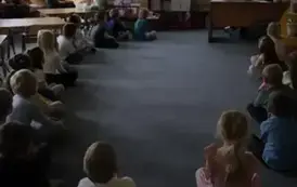 Dzieci oglądają film edukacyjny o piramidzie żywienia