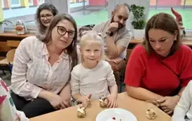 Rodzic z dzieckiem pozuje do zdjęcia