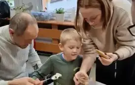 Rodzic z dzieckiem przygotowuje deser