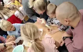 Dzieci z rodzicami przygotowują desery 