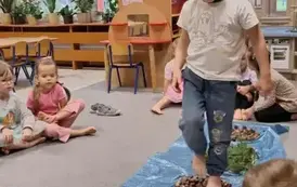 Dziecko przechodzi przez sensoryczną ścieżkę 