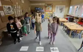 Dzieci stoją obok wybranej chmurki 