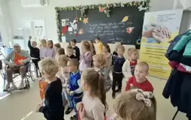 Dzieci śpiewają piosenkę dla senior&oacute;w z hospicjum 