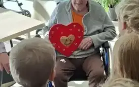 Przekazanie serca-prezentu dla hospicjum 