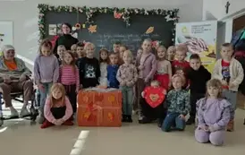 Grupa Zajączk&oacute;w przekazuje zebrane herbatki i prezent dla Hospicjum im. Jana Pawła II w Zgierzu
