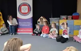 Dzieci słuchają prowadzącej
