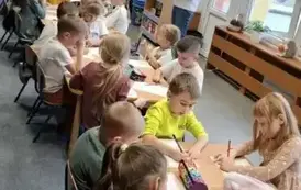 Dzieci wykonują zadania 