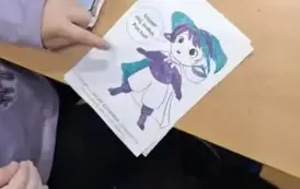 Dziecko wskazuje swoją pracę plastyczną