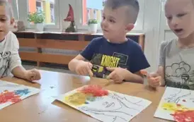 Dzieci wykonują pracę plastyczną