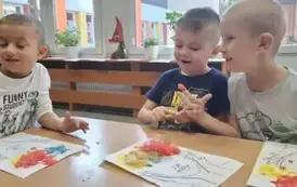 Chłopcy wykonują pracę plastyczną