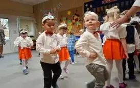 Dzieci tańczą w kole