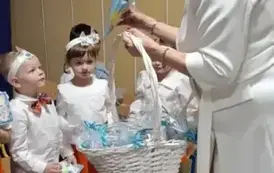 Dzieci otrzymują słodkości 