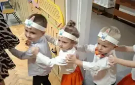 Dzieci robią pociąg 