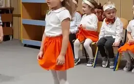 Dziewczynka m&oacute;wi wiersz