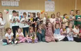 Dzieci pozują do wsp&oacute;lnego zdjęcia