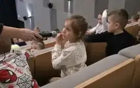 Dziewczyka odpowiada na pytania