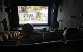 Dzieci oglądają film