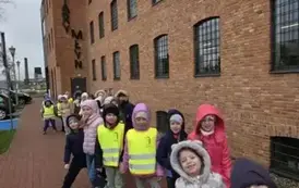 dzieci pozują przed kinem