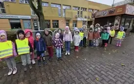 Dzieci czekają na autobus