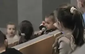 Chłopiec odpowiada na pytanie