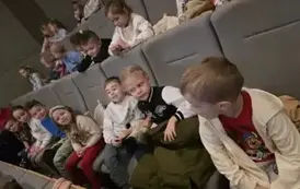 Dzieci siedzą w kinie