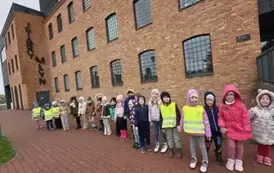 dzieci pozują przed kinem