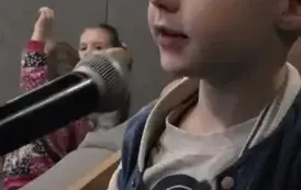Chłopiec odpowiada na pytanie