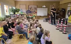 Dzieci słuchają o bezpieczeństwie