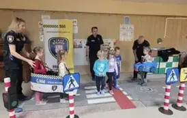 Dzieci odgrywają ruch drogowy