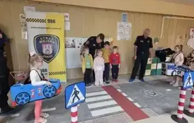 Dzieci odgrywają ruch drogowy
