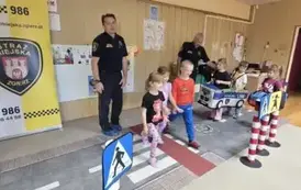 Dzieci odgrywają ruch drogowy