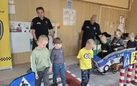 Dzieci odgrywają ruch drogowy