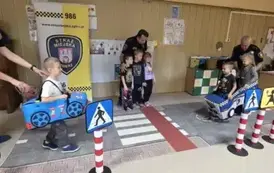 Dzieci odgrywają ruch drogowy