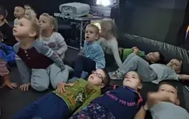 Dzieci w kinie sferycznym