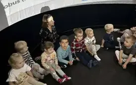 Dzieci w kinie sferycznym