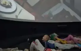 Dzieci w kinie sferycznym