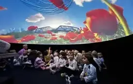 Dzieci w kinie sferycznym