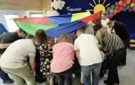 RODZICE I DZIECI CHOWAJĄ SIĘ POD CHUSTĄ ANIMACYJNĄ