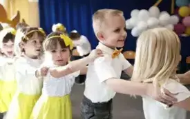 DZIECI USTAWIONE W POCIĄG