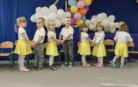 DZIECI STOJĄ W PARACH
