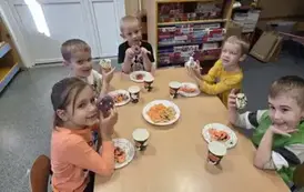 Dzieci jedzą poczęstunek