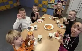 Dzieci jedzą poczęstunek