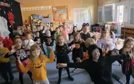 Dzieci tańczą 