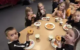 Dzieci jedzą poczęstunek