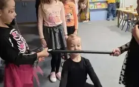 Dzieci podczas wsp&oacute;lnej zabawy 