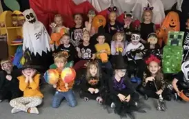 Dzieci pozują do zdjęcia 