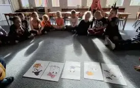 Dzieci poznają nowe słownictwo po angielsku 